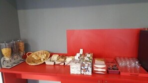 Daily buffet breakfast for a fee - hotelF1 Igny Massy TGV (Igny)