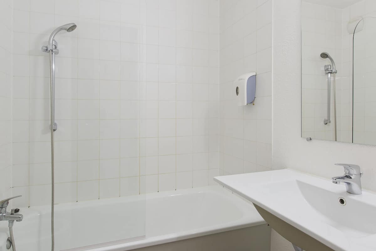 Escriptori, cortines opaques i habitacions insonoritzades