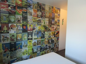 Een muur bekleed met oude reisposters.