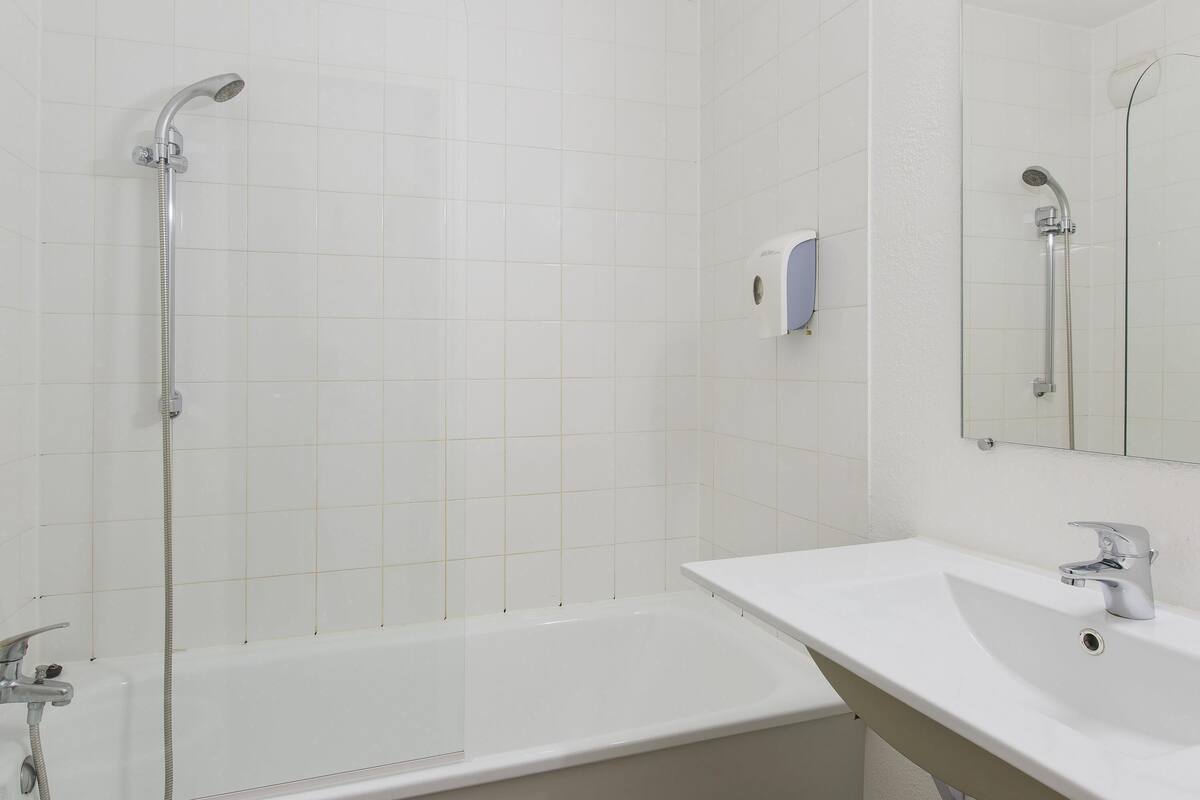 Ein Badezimmer mit einer Badewanne, einem Waschbecken und einer Dusche.