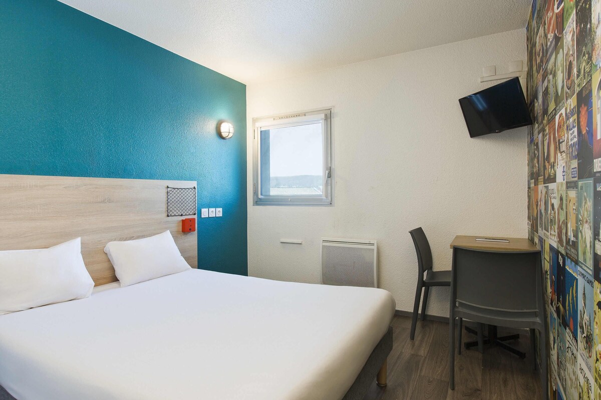 Kamer, 1 tweepersoonsbed, privébadkamer (Cabrio) | Een bureau, verduisterende gordijnen, geluiddichte muren