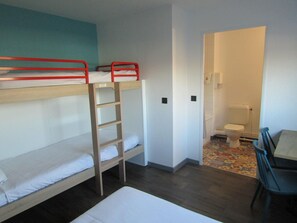 Desk, blackout curtains, soundproofing, free cots/infant beds - hotelF1 Igny Massy TGV (Igny)