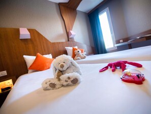 客房内保险箱、办公桌、隔音、免费 WiFi