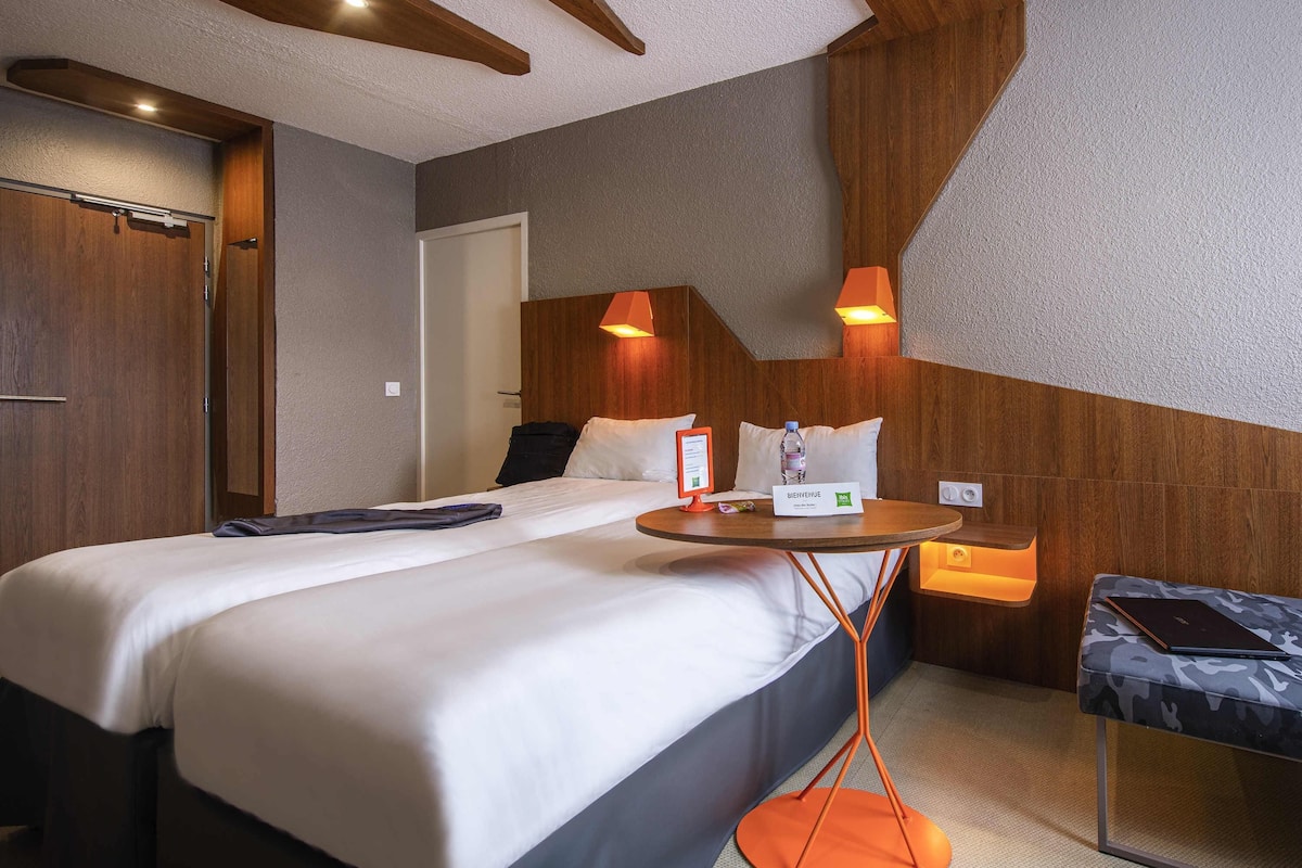 standard room, 2 single beds | in-room safe, desk, soundproofing, free wifi