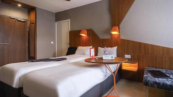 Standard-huone, 2 yhden hengen sänkyä | Tallelokero huoneessa, työpöytä, äänieristys, ilmainen Wi-Fi