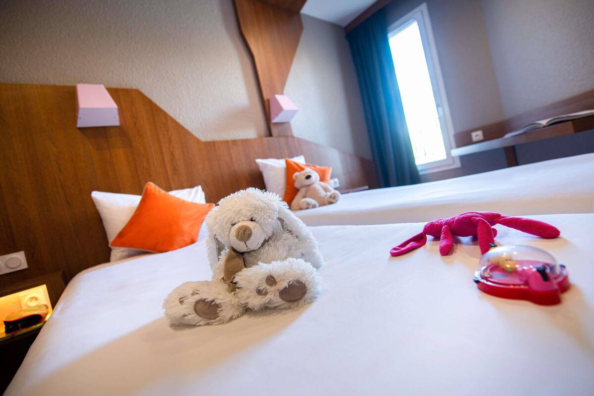 in-room safe, desk, soundproofing, free wifi