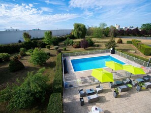 Outdoor pool, sun loungers - Ibis Styles Gien (Gien)