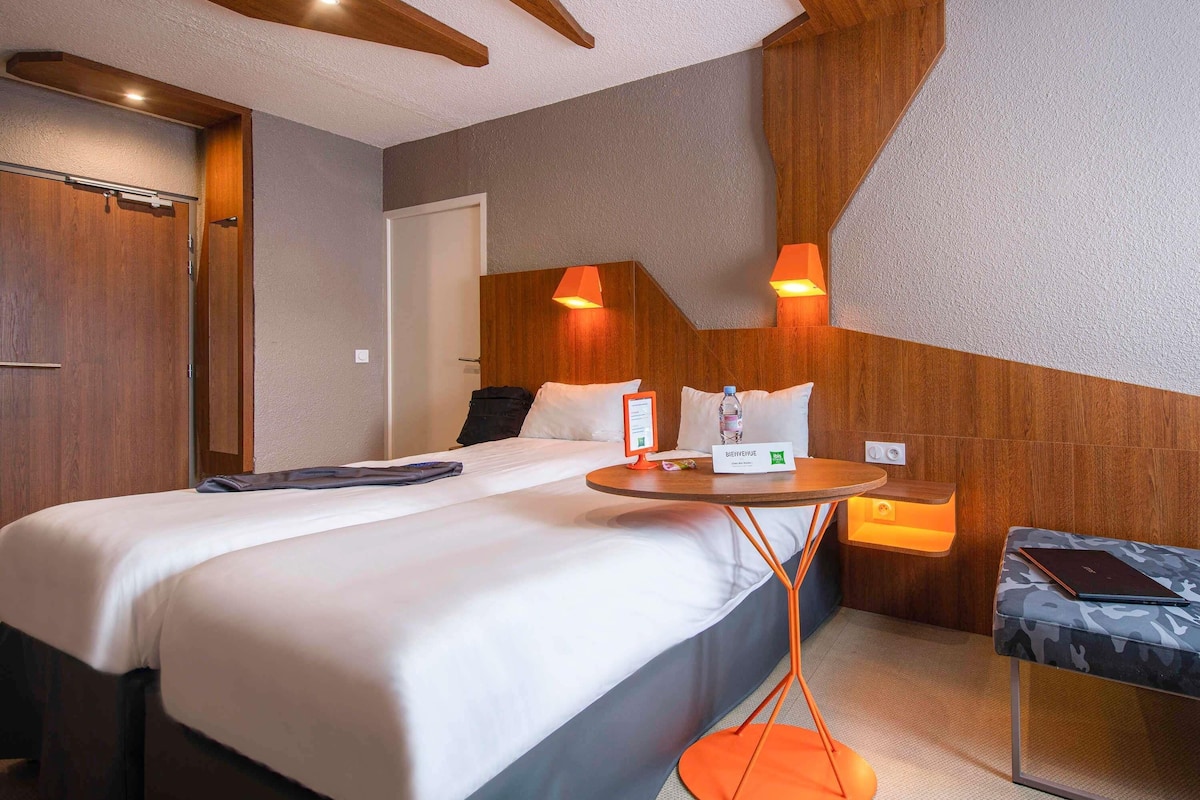 Standard Room, 2 Twin Beds | In-room safe, desk, soundproofing, free WiFi