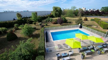 Piscine extérieure, chaises longues