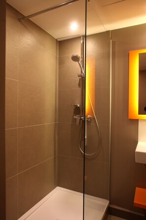 Bathroom shower - Ibis Styles Gien (Gien)