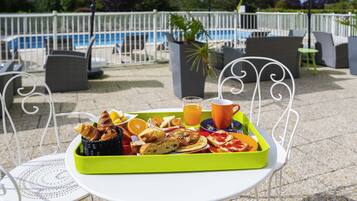 Free daily buffet breakfast