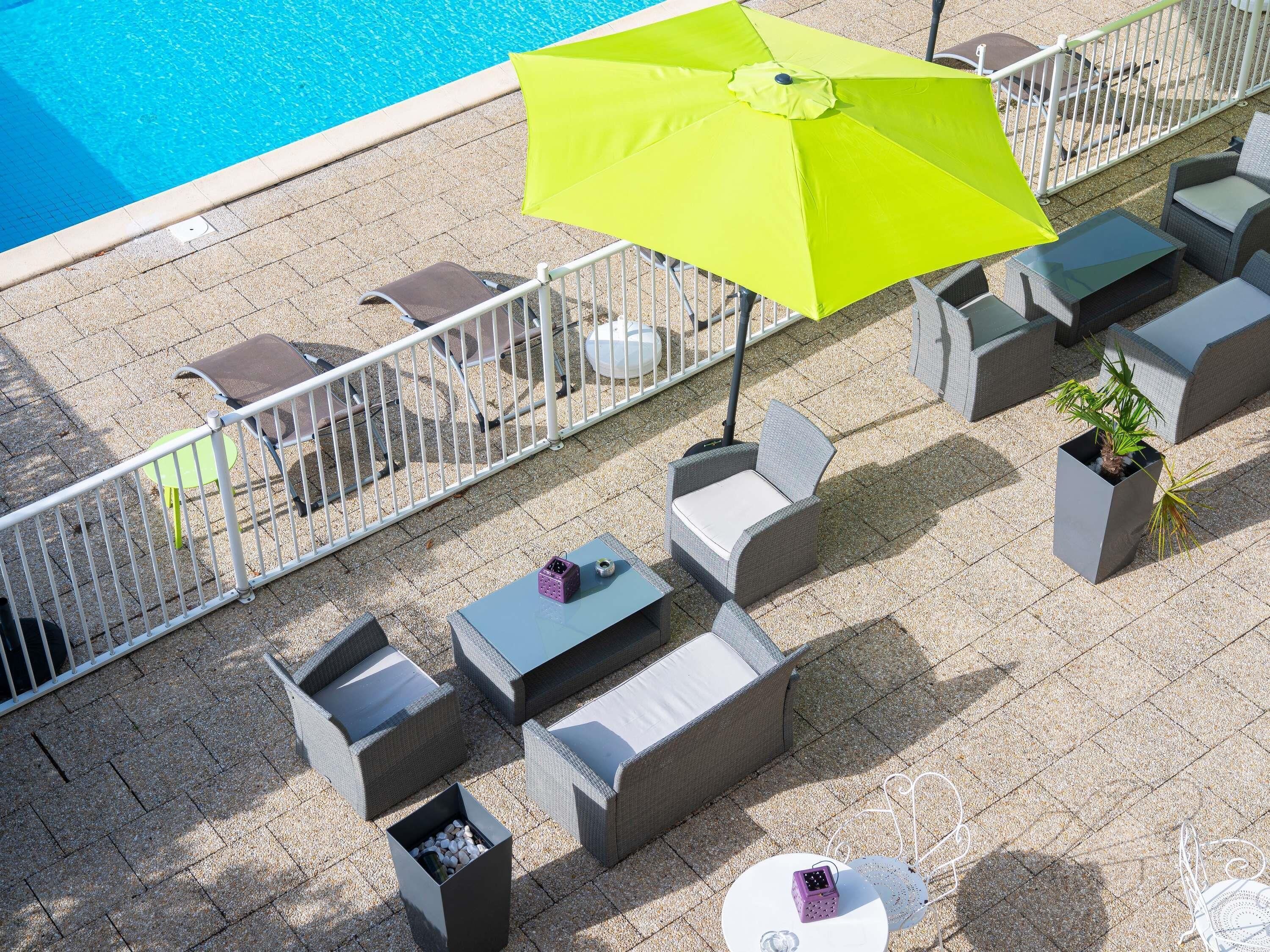 Piscine extérieure, chaises longues