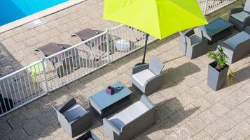 Piscine extérieure, chaises longues