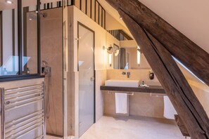 Suite Alfred | Bathroom | Slippers, soap, shampoo, toilet paper - L'Hôtel de Beaune (Beaune)