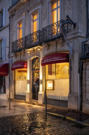 Dinner served - L'Hôtel de Beaune (Beaune)