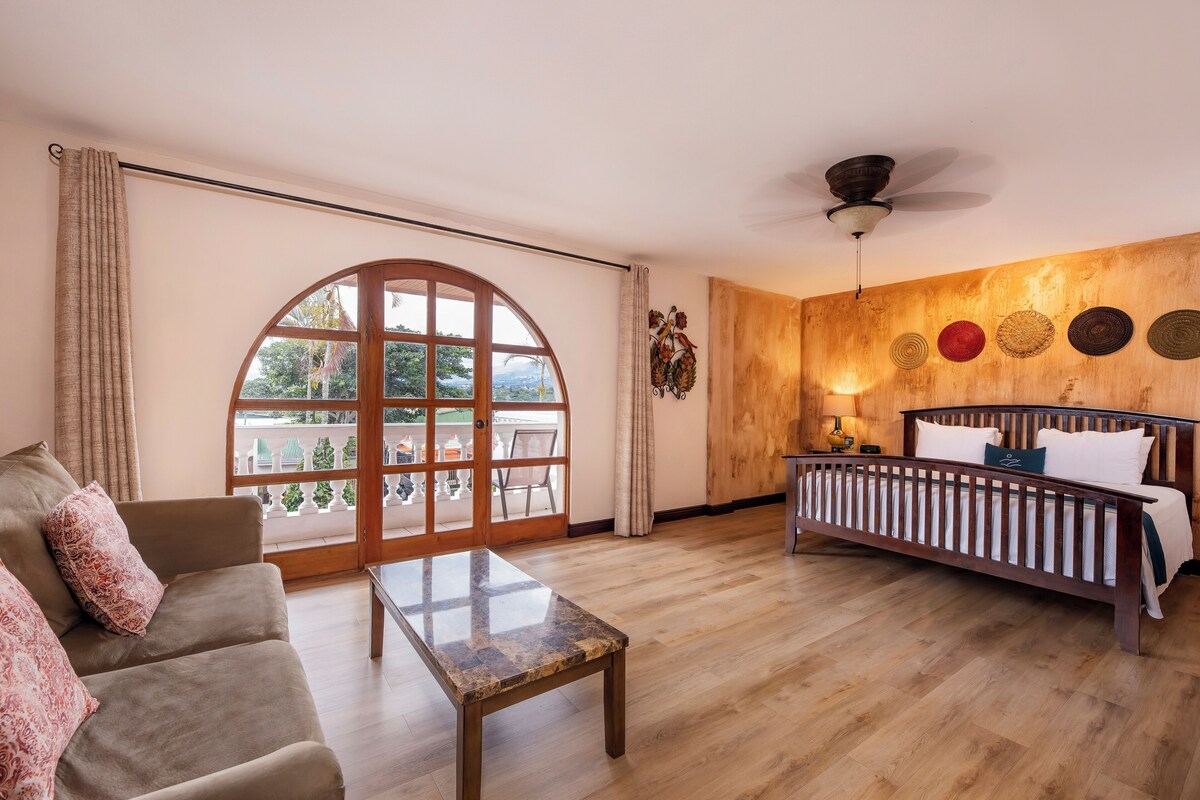 Superior-Zimmer, 1 King-Bett und Schlafsofa, Balkon | Bettwäsche aus ägyptischer Baumwolle, hochwertige Bettwaren, Zimmersafe