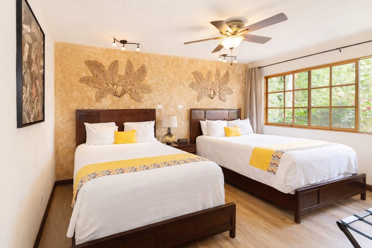 Rom – deluxe, 2 queensize-senger | Sengetøy i egyptisk bomull, sengetøy av topp kvalitet og safe på rommet