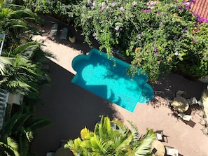 An aerial view of a swimming pool surrounded by lush greenery and outdoor seating. - Buena Vista Chic Hotel (San Isidro)