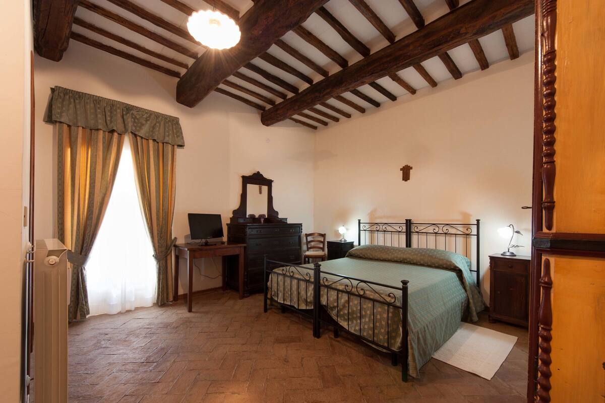 Ropa de cama de alta calidad, escritorio y cortinas blackout