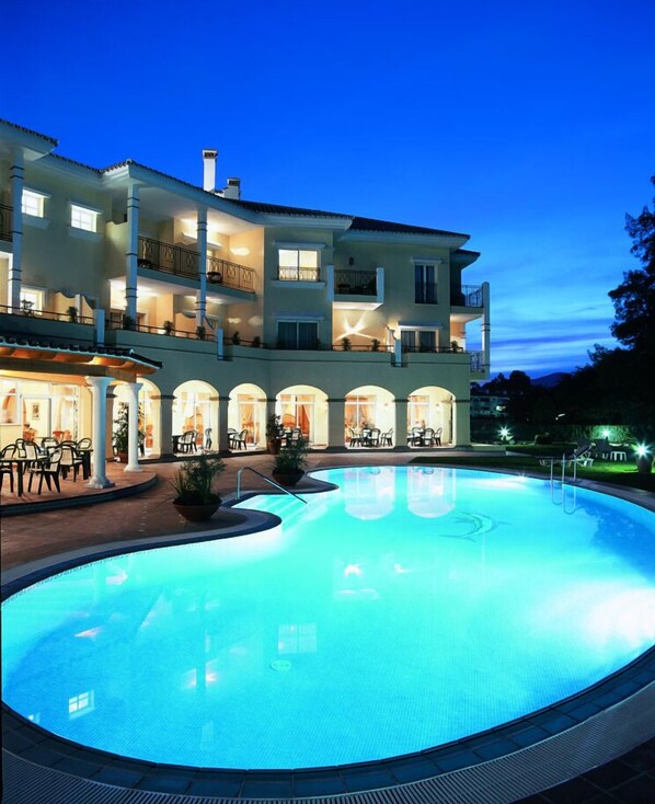 Een binnenzwembad en een buitenzwembad