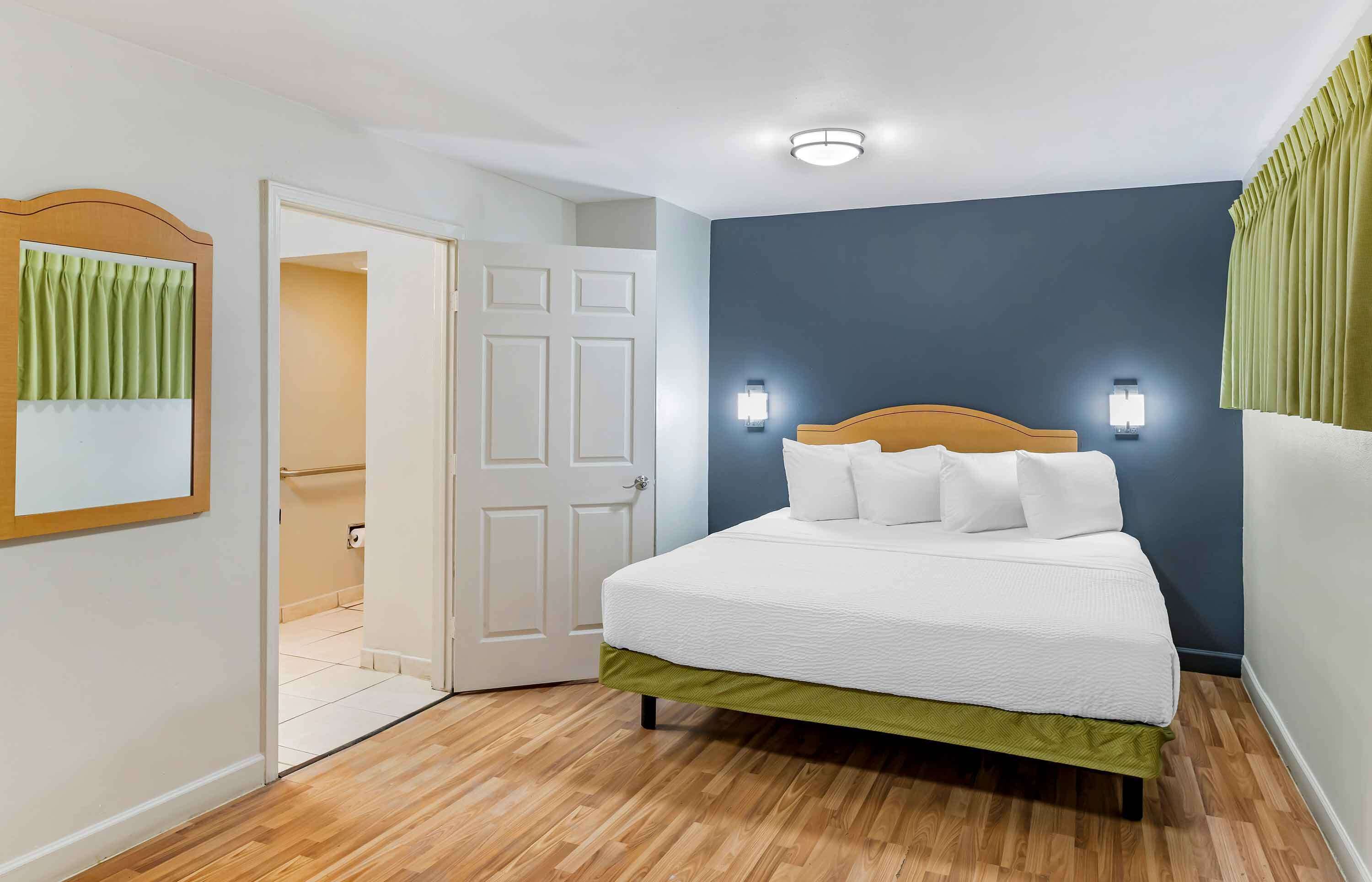 โต๊ะทำงาน, พื้นที่ทำงานแบบใช้แล็ปท็อป, ผ้าม่านกันแสง, เตารีด/โต๊ะรีดผ้า