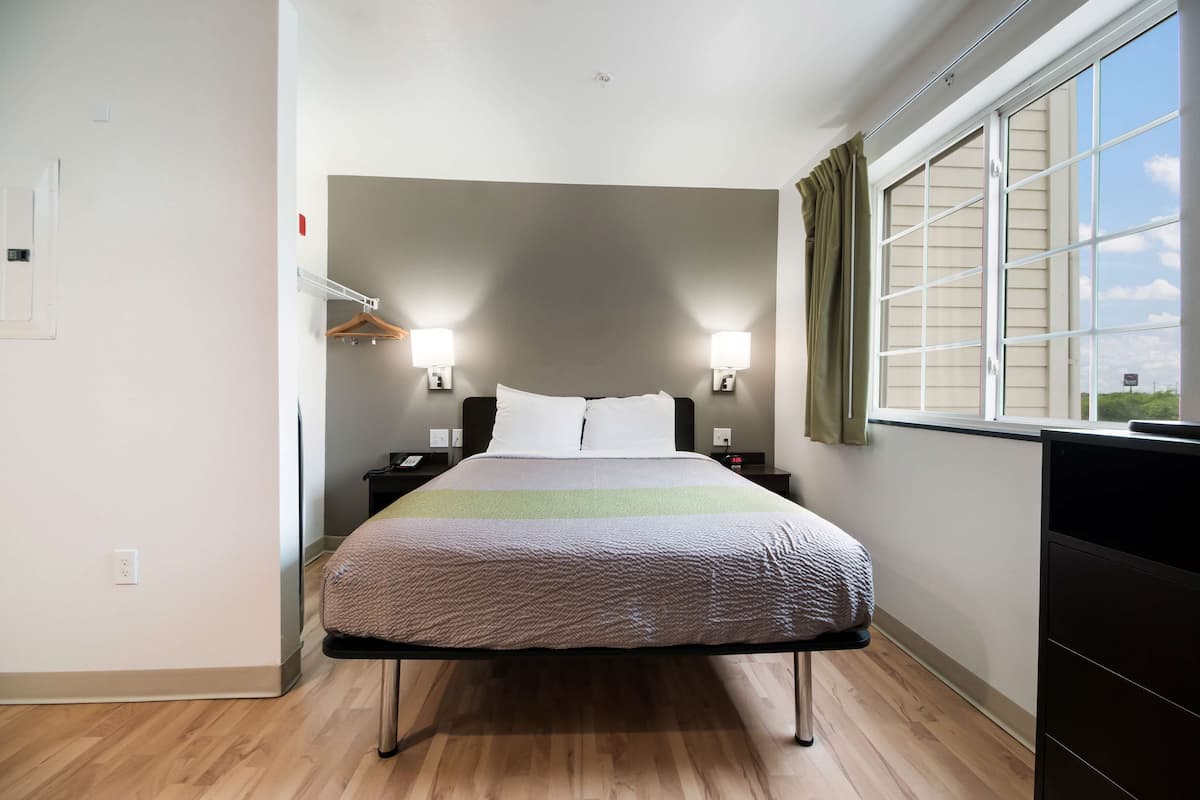 Free wired Internet, bed sheets