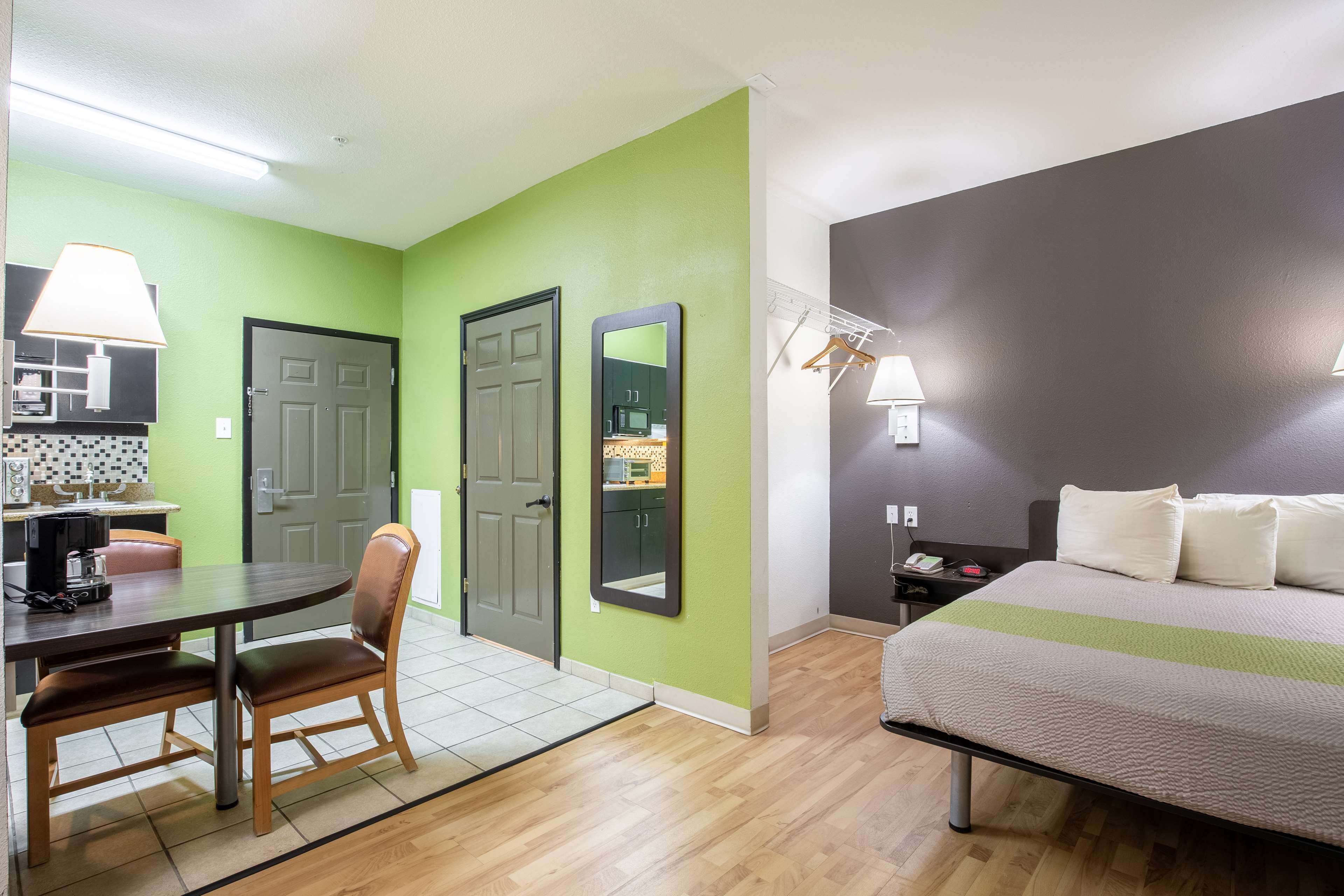 Skrivebord, lydisolert, strykejern/-brett og wi-fi (inkludert)