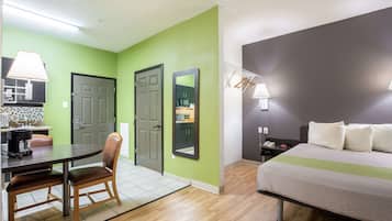 Skrivebord, lydisolert, strykejern/-brett og wi-fi (inkludert)