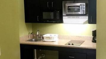 Habitación Deluxe, 1 cama Queen size, para fumadores, cocineta | Cocina privada | Refrigerador y microondas