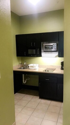 Deluxe Room, 1 Queen Bed, Smoking, Kitchenette | Private kitchen | Fridge, microwave