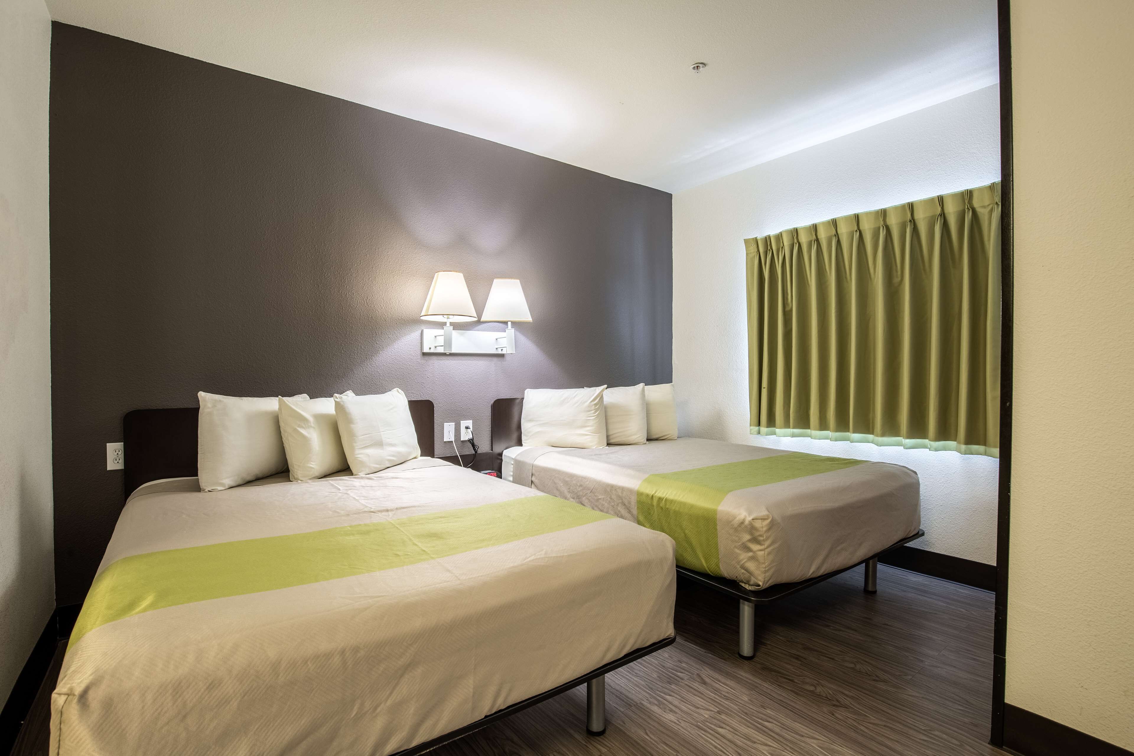 Desk, soundproofing, iron/ironing board, free WiFi