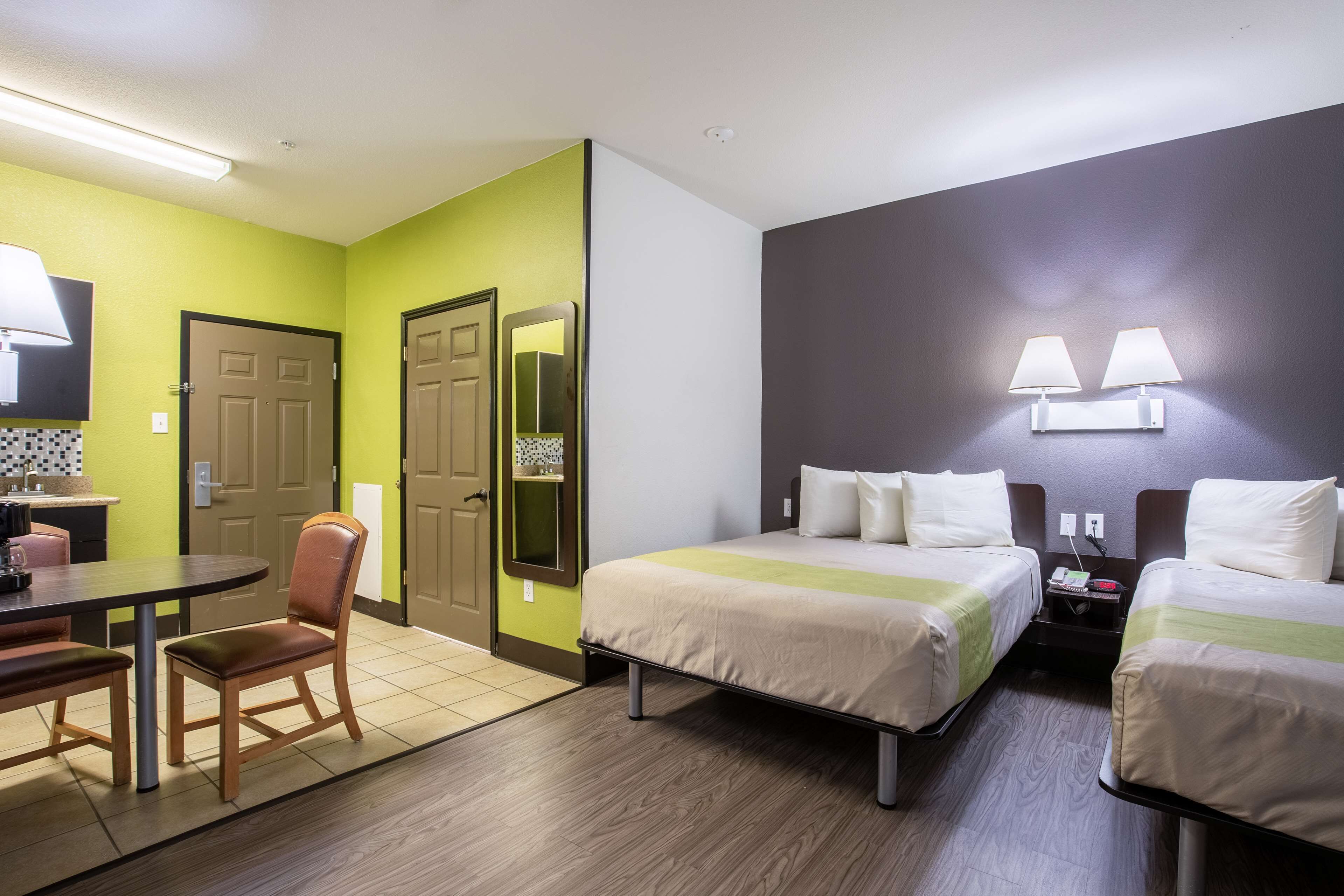 Schreibtisch, schallisolierte Zimmer, Bügeleisen/Bügelbrett