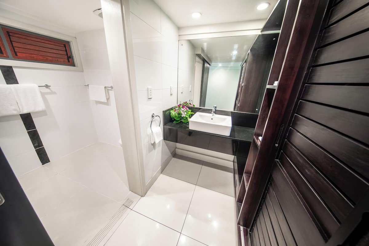 shower, rainfall showerhead, free toiletries, towels