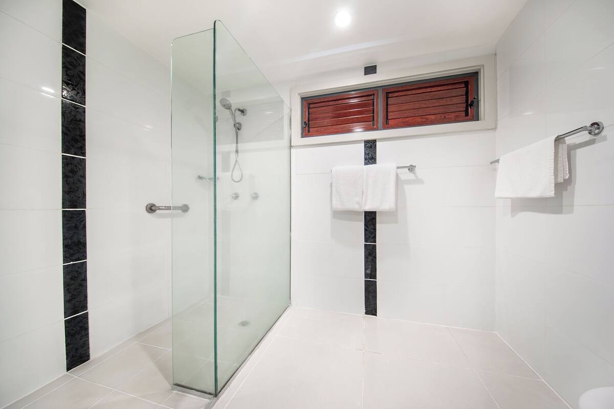 shower, rainfall showerhead, free toiletries, towels