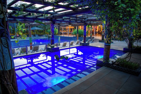 2 piscinas al aire libre, sombrillas, sillones reclinables de piscina