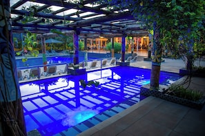 2 albercas al aire libre, sombrillas en la alberca y camastros