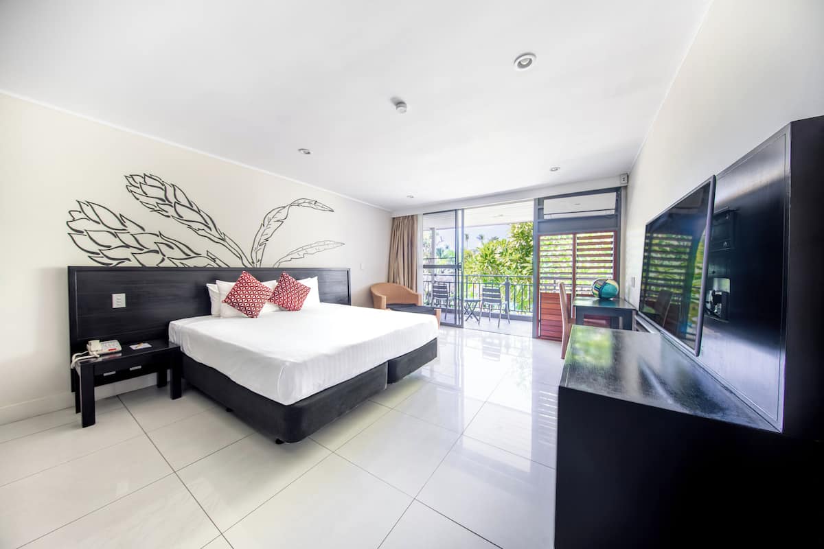 deluxe room, 1 king bed | in-room safe, individually decorated, individually furnished, desk
