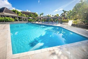 Piscina externa, funciona das 7h às 21h, guarda-sóis, espreguiçadeiras