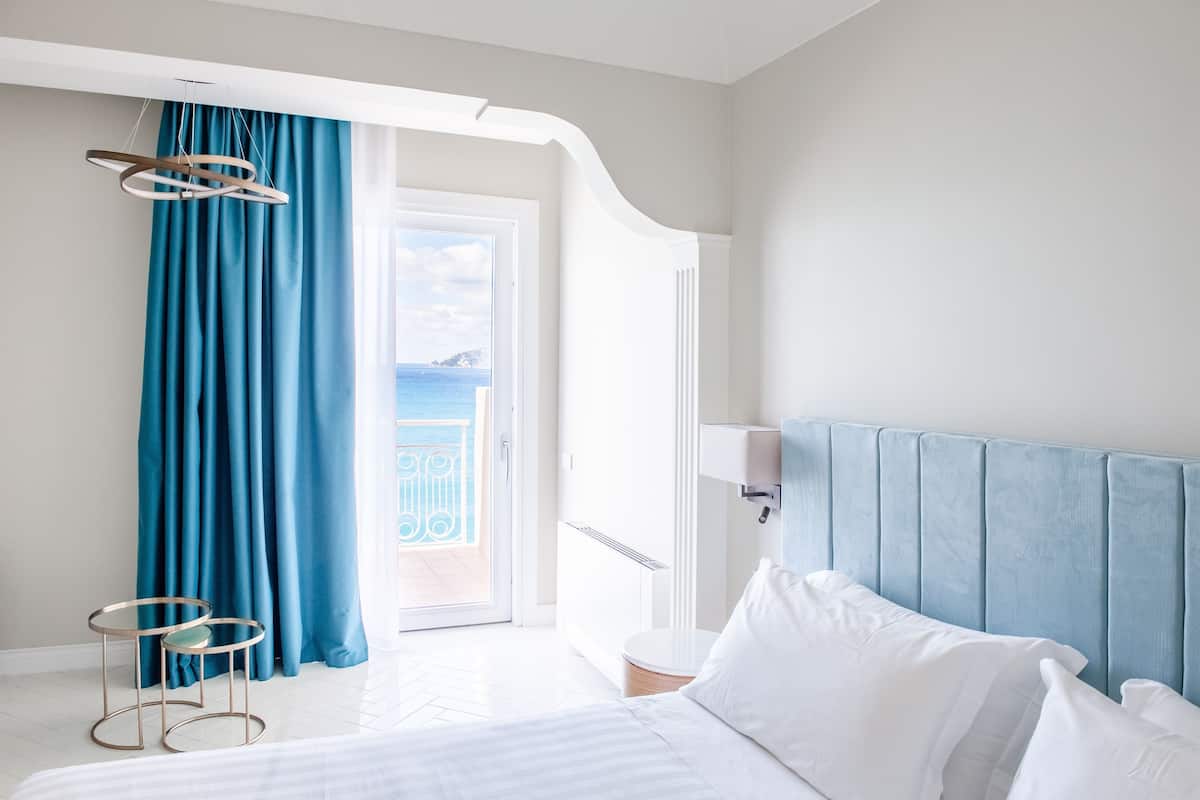 Deluxe Room, Sea View | 1 bilik tidur, bar mini, peti besi dalam bilik, meja