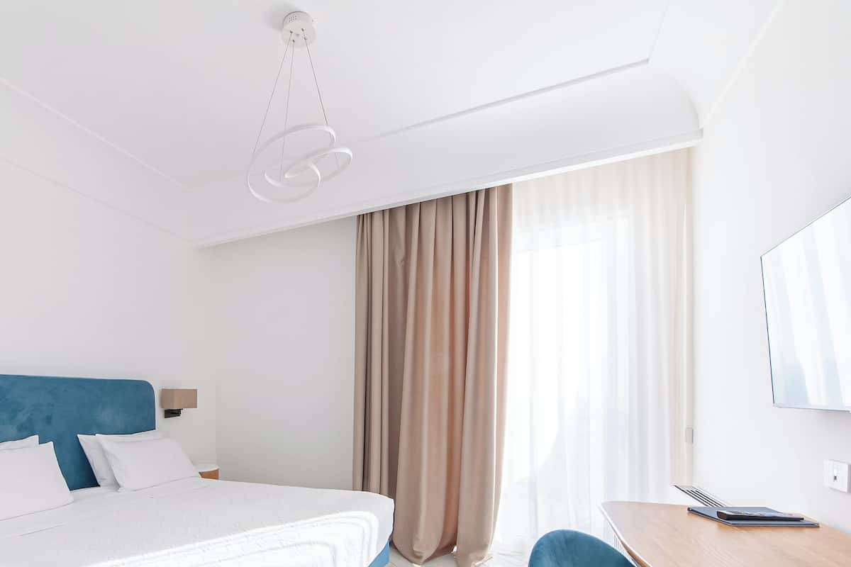Deluxe Room Sea View | Minibar, in-room safe, desk, WiFi (free)