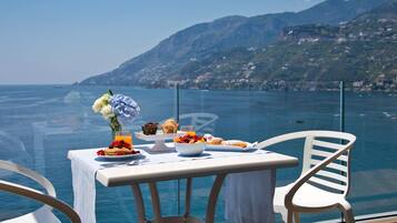 2 restaurants, dinner served