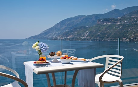 2 restaurants; dinner served