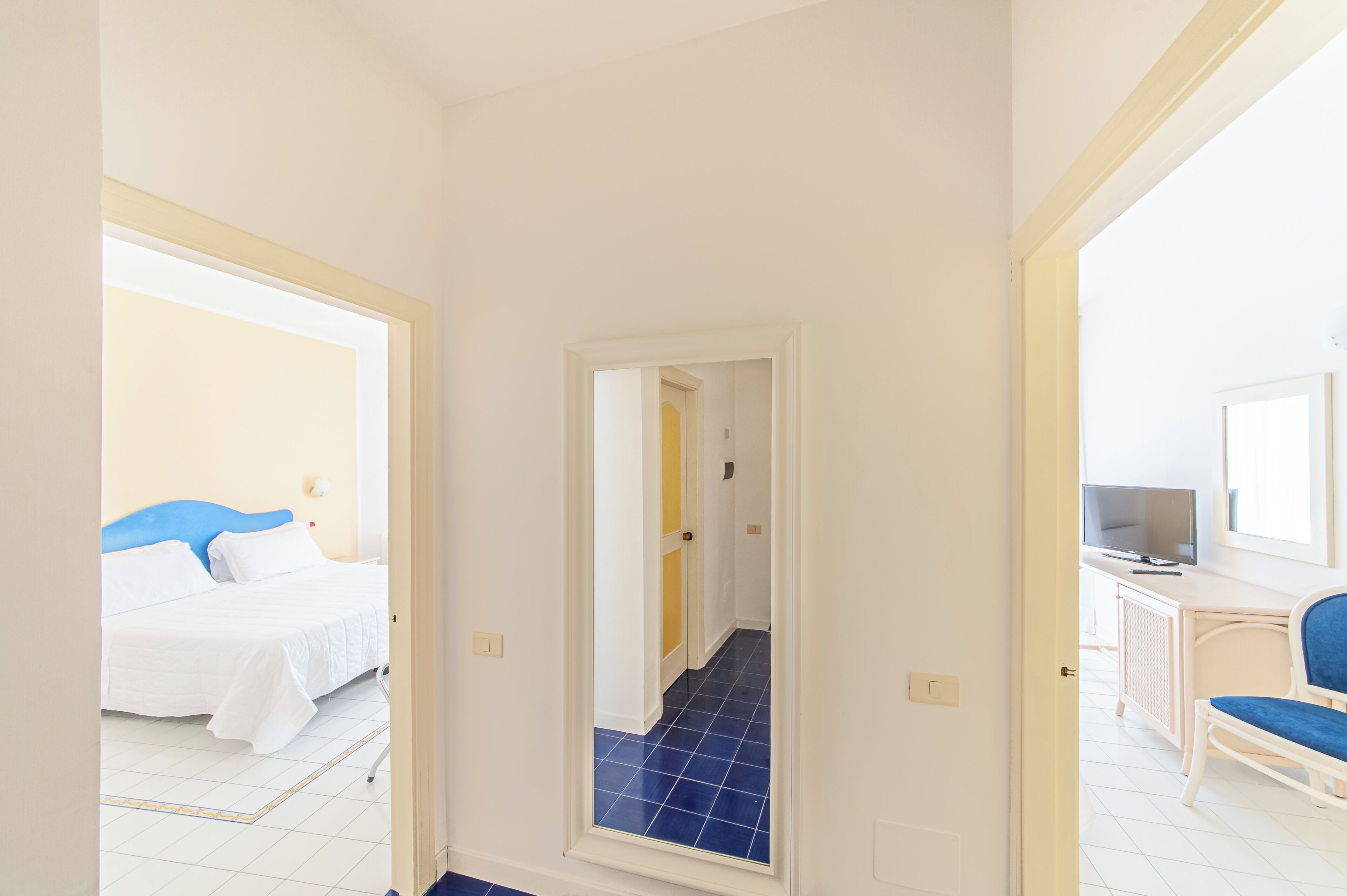 Family Room (Suite) | Minibar, in-room safe, desk, free WiFi