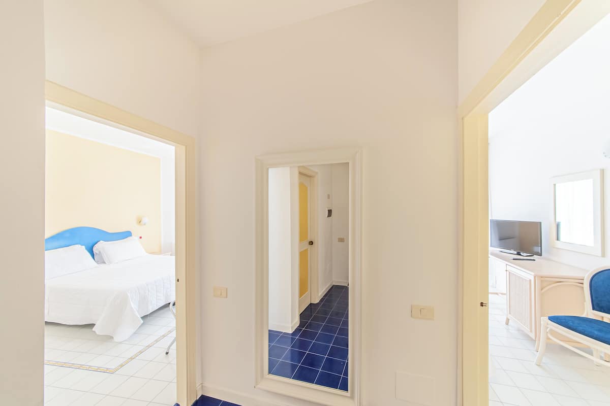 Family Room (Suite) | Minibar, in-room safe, desk, free WiFi