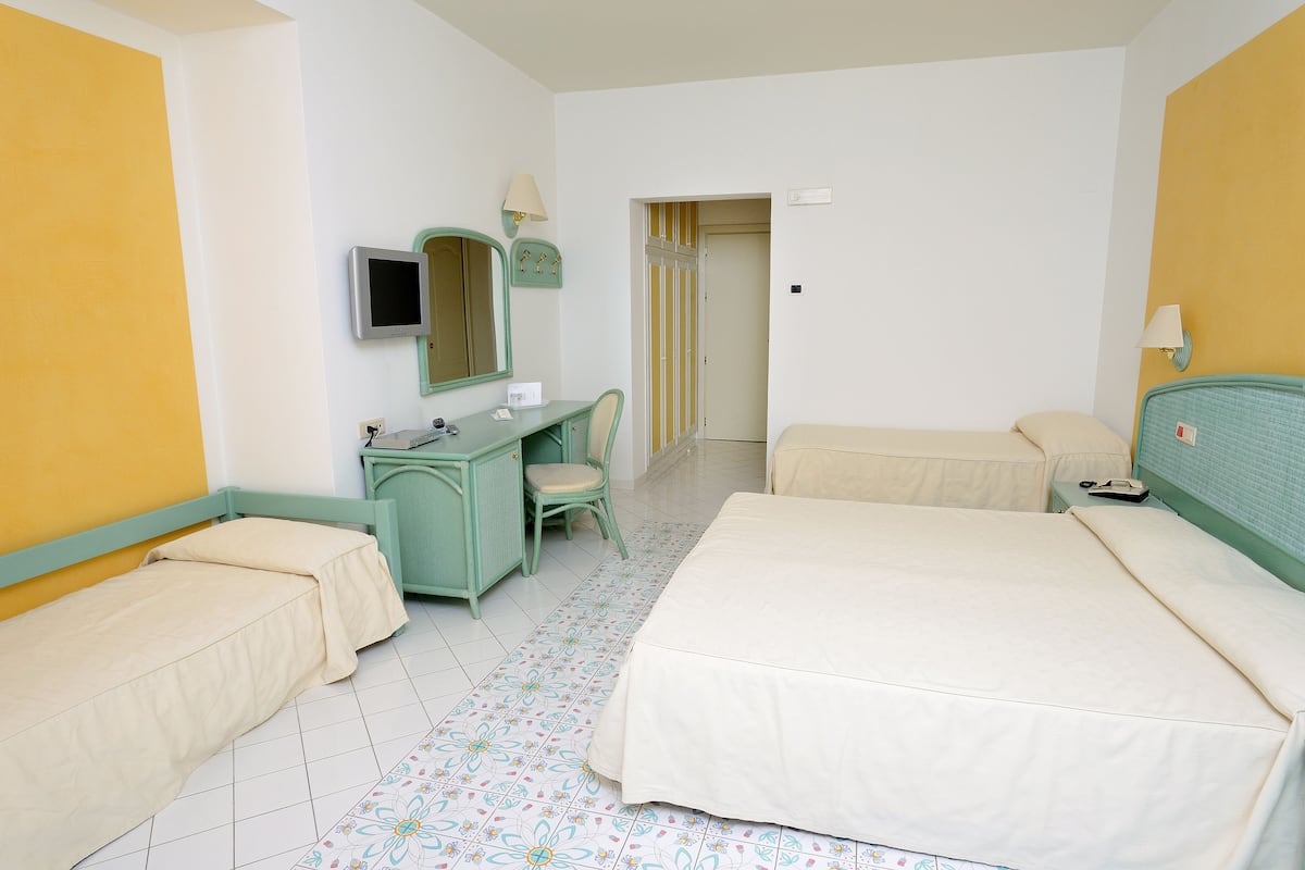 Classic Quadruple Room, Sea View | 1 bilik tidur, bar mini, peti besi dalam bilik, meja