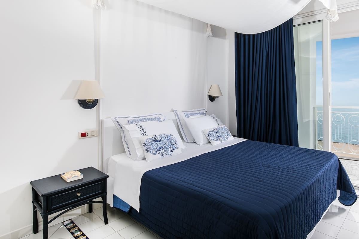 Junior Suite, Sea View | 1 bilik tidur, bar mini, peti besi dalam bilik, meja