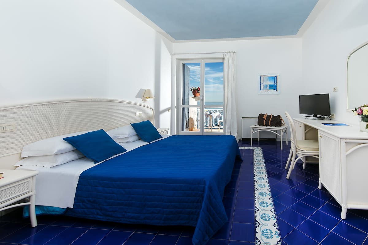 Panoramic Double Room, Balcony, Sea View | 1 bilik tidur, bar mini, peti besi dalam bilik, meja