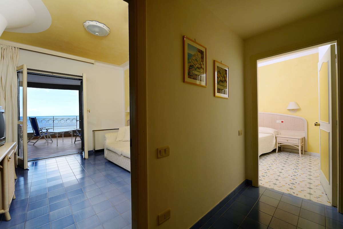 Family Room (Suite) | 1 bilik tidur, bar mini, peti besi dalam bilik, meja