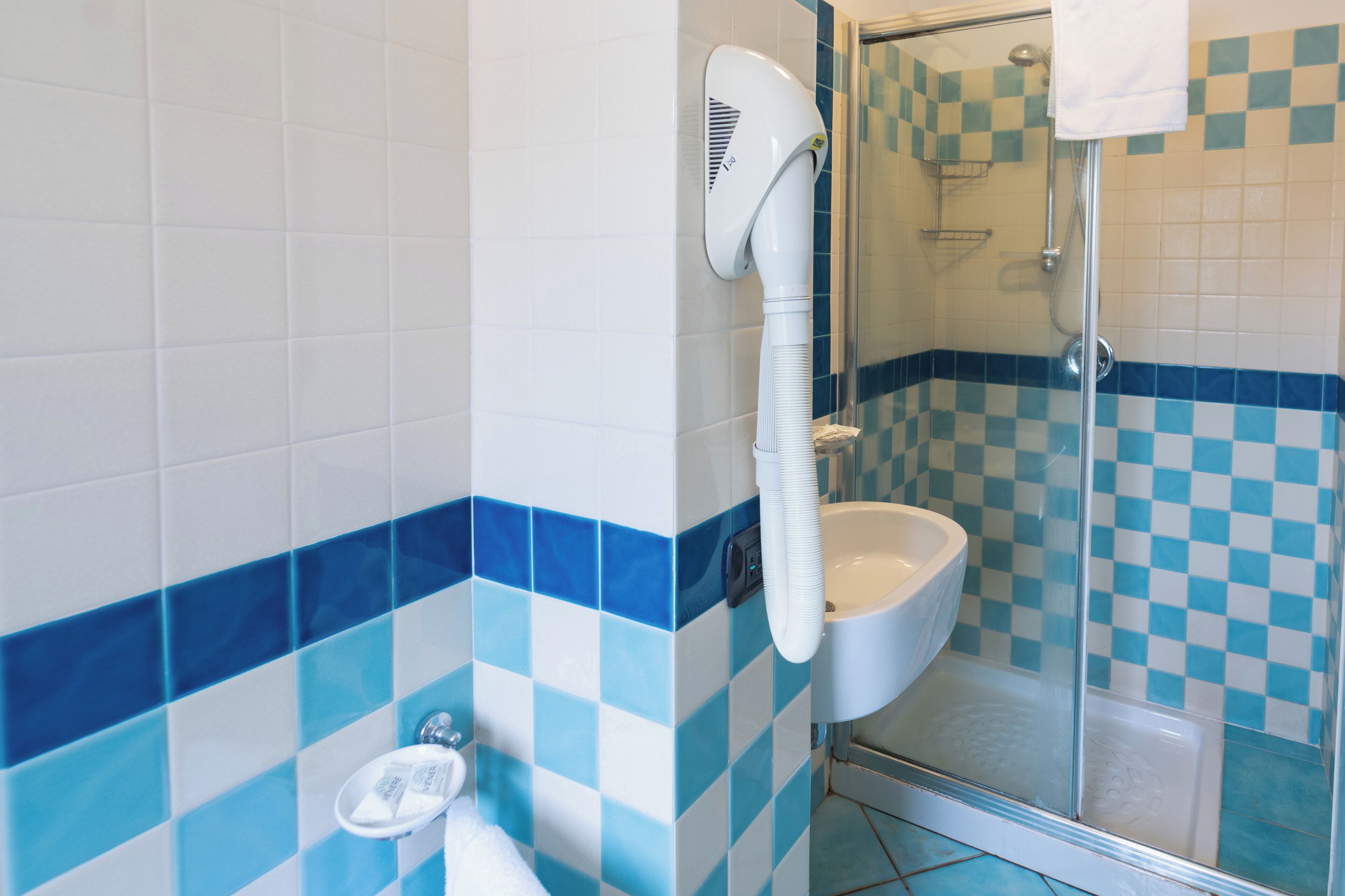 double or twin room, sea view | bathroom | shower, hair dryer, towels