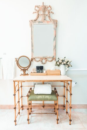 Casa de campo de lujo, 1 cama de matrimonio grande, accesible para personas con discapacidad | Baño | Bañera y ducha independientes y bañera de hidromasaje